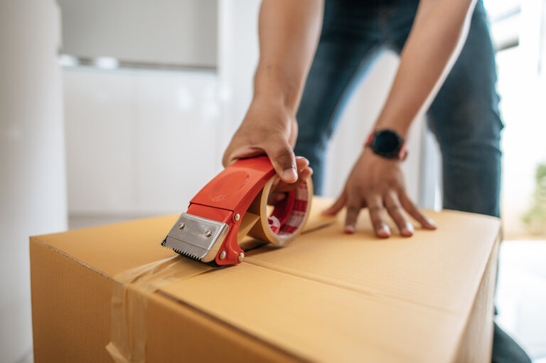Professionelles Verpacken und Zukleben der Umzugskartons für den Transport nach Frankreich