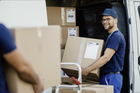 Freundlicher Möbelpacker unserer Umzugsfirma für den Umzug nach Frankreich